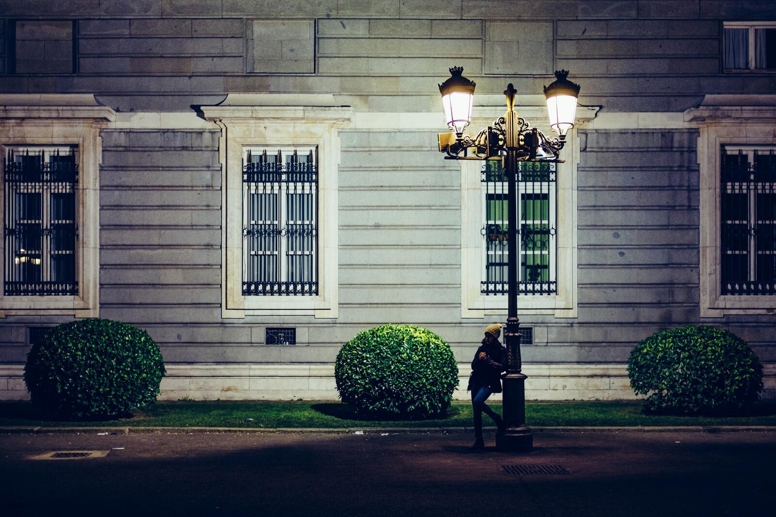 Бесплатное фото Девушка под фонарем в вечернее время