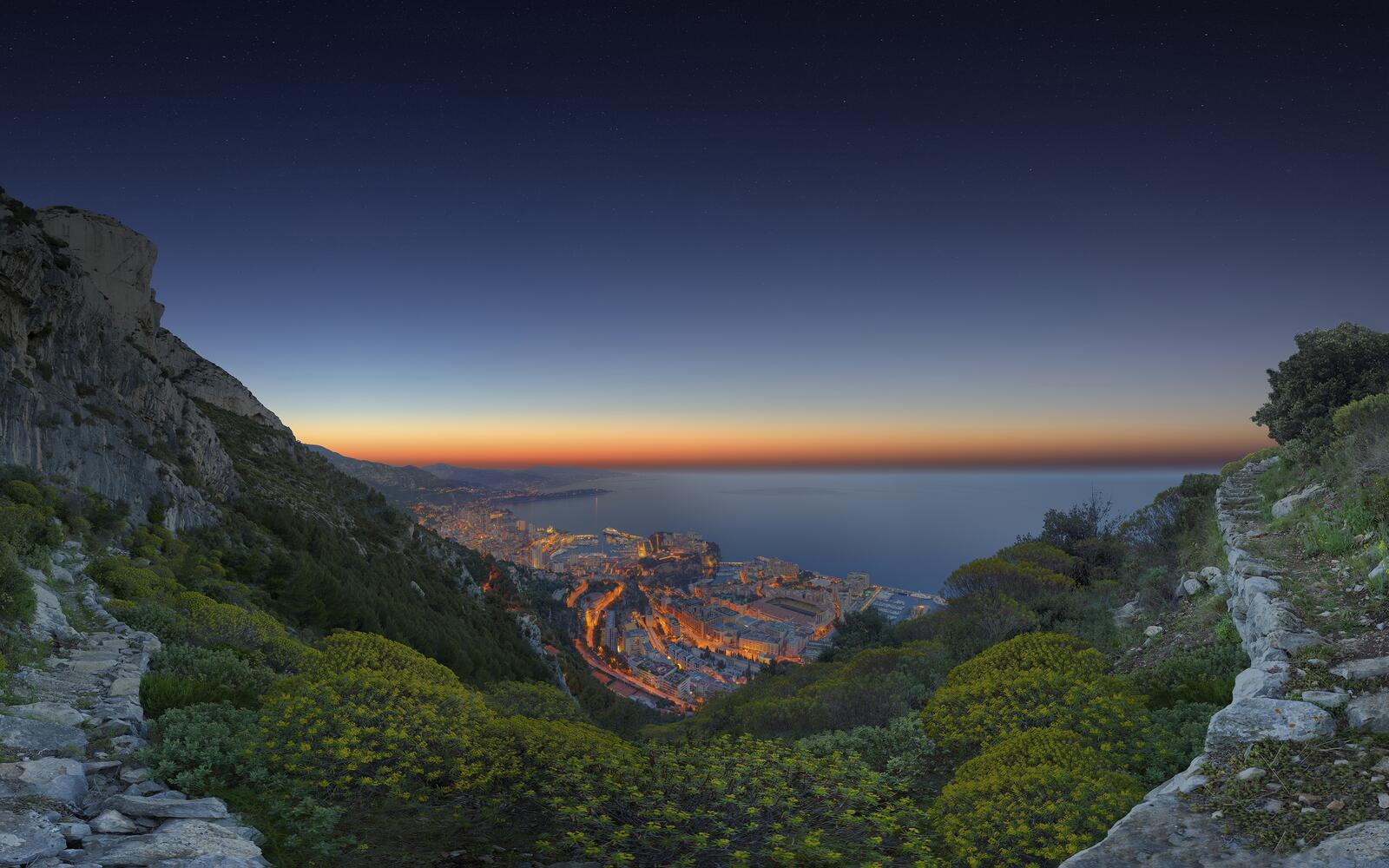 Free photo The city of Monaco located on the coast of the sea