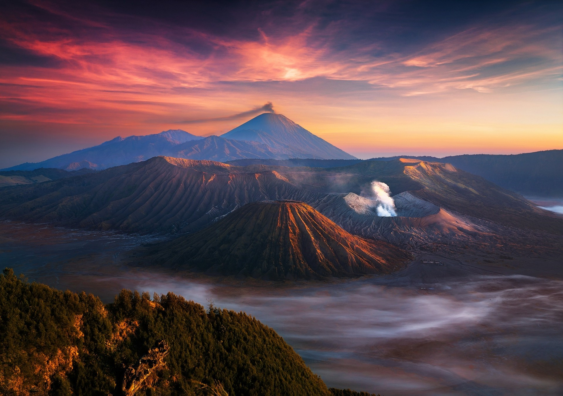 Free photo Volcano at sunset