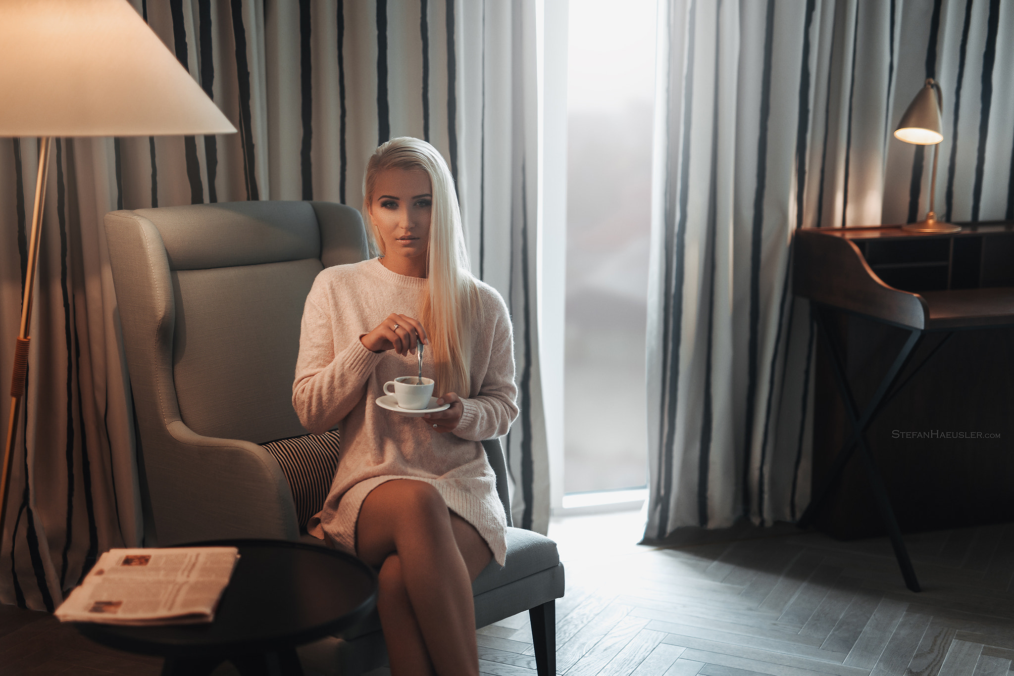 Белобрысая девушка с чашкой кофе