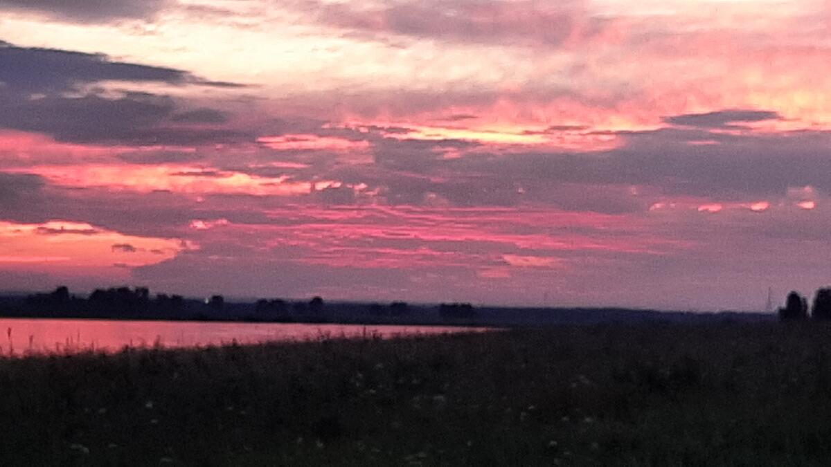 Алый закат на реке Лена