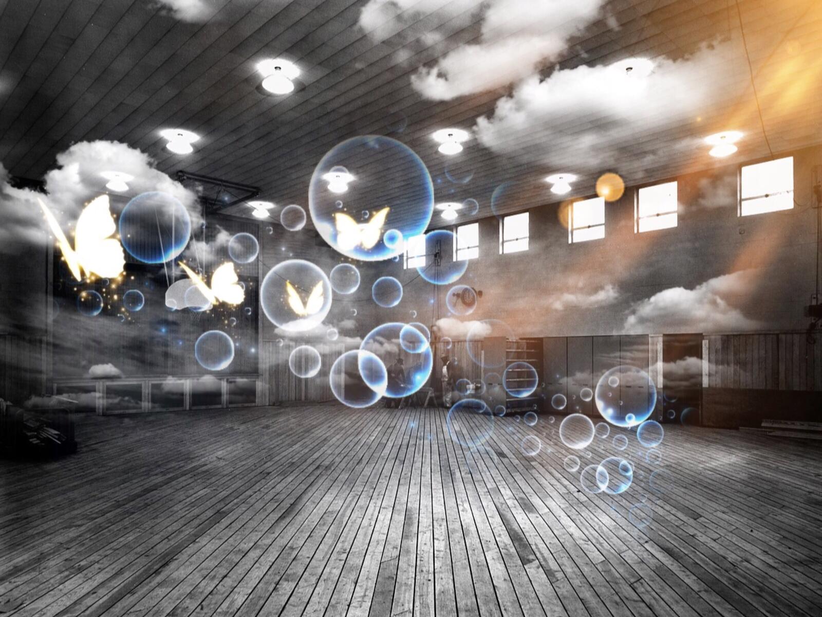 Бесплатное фото Мыльные пузыри в помещении с облаками