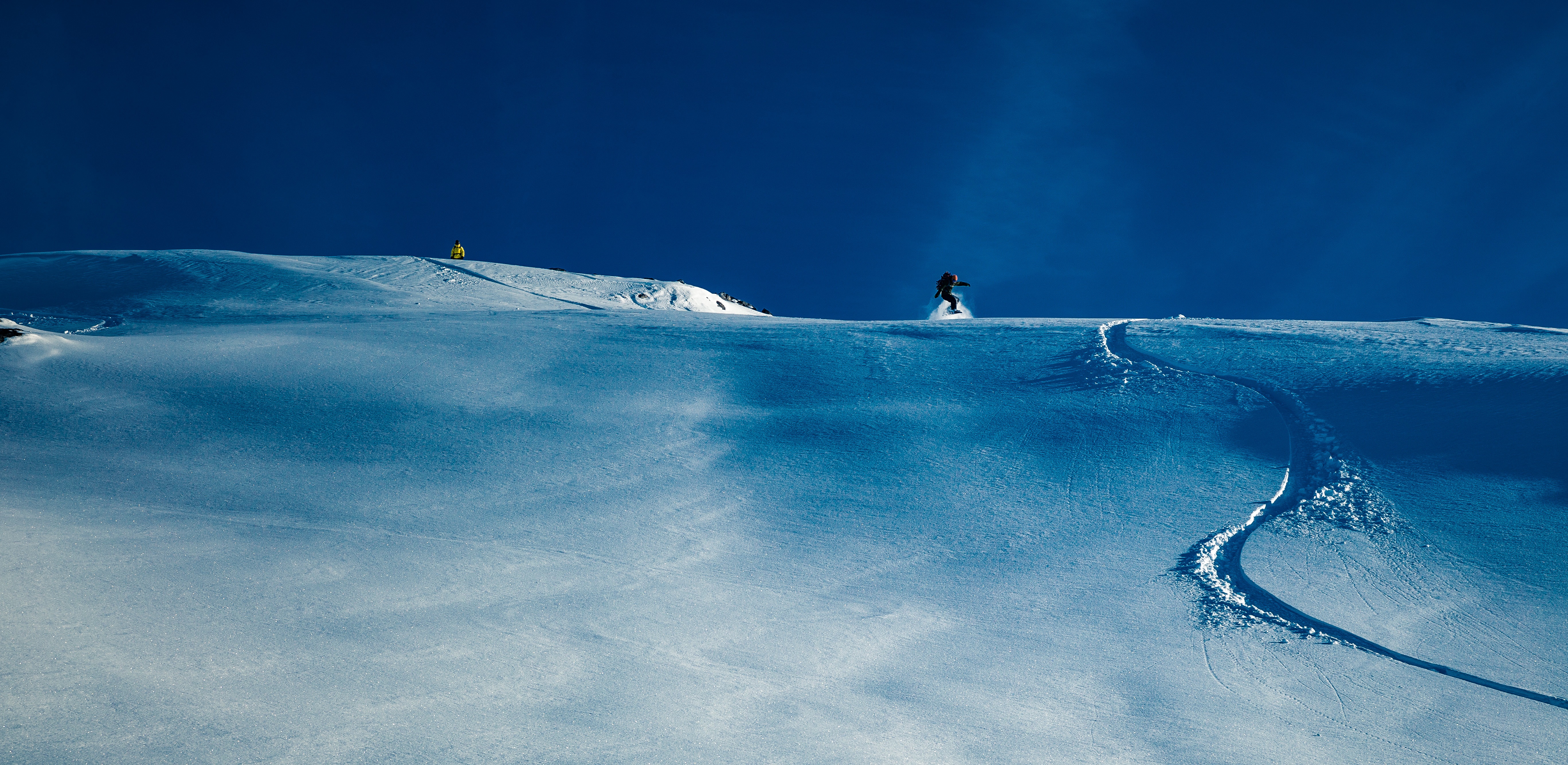 单板滑雪者在雪坡上滑行