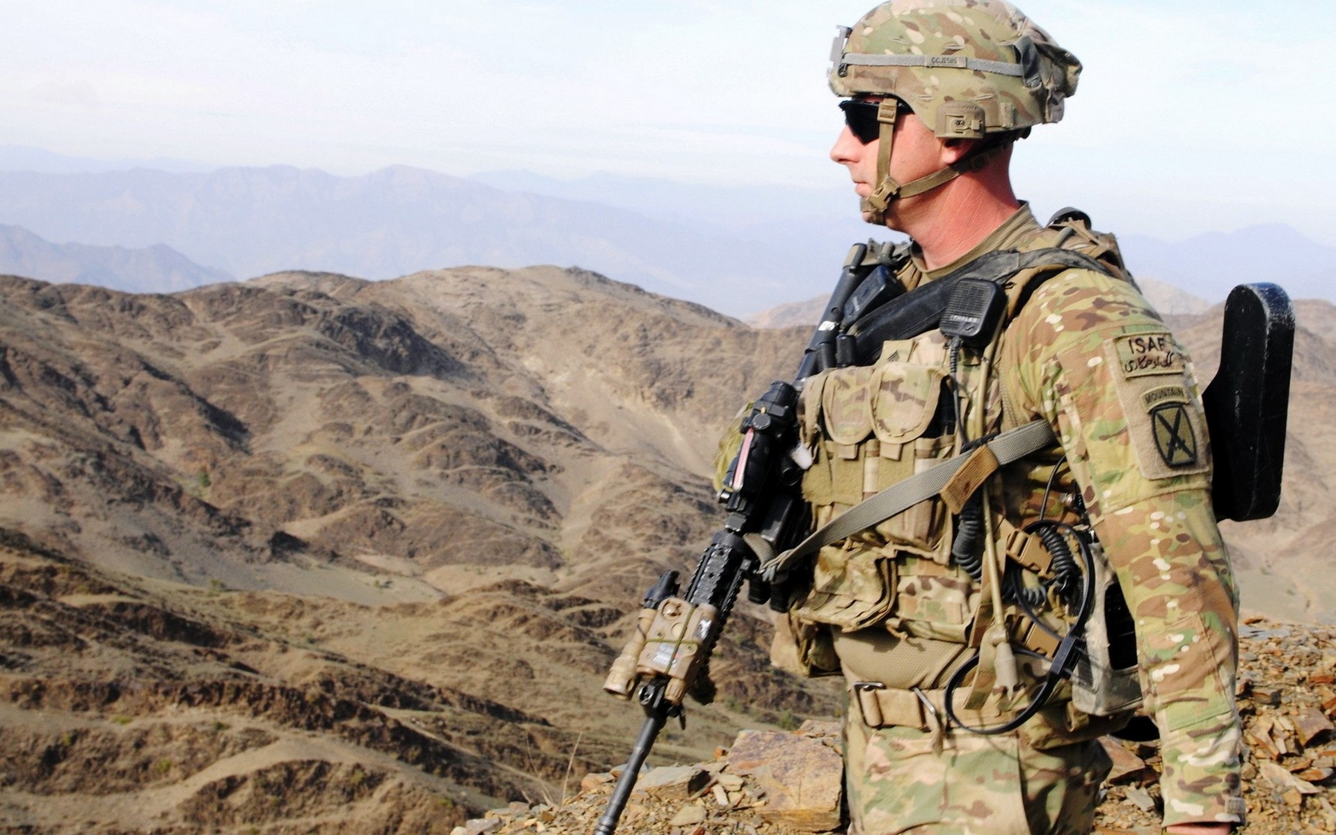 Бесплатное фото Американский солдат с автоматической винтовкой