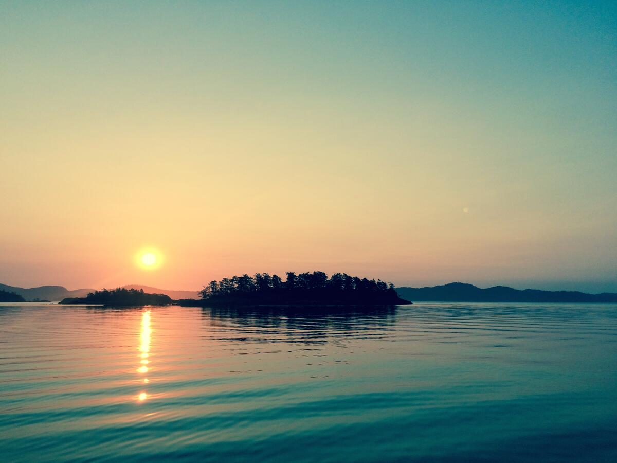 Большой остров на озере во время заката