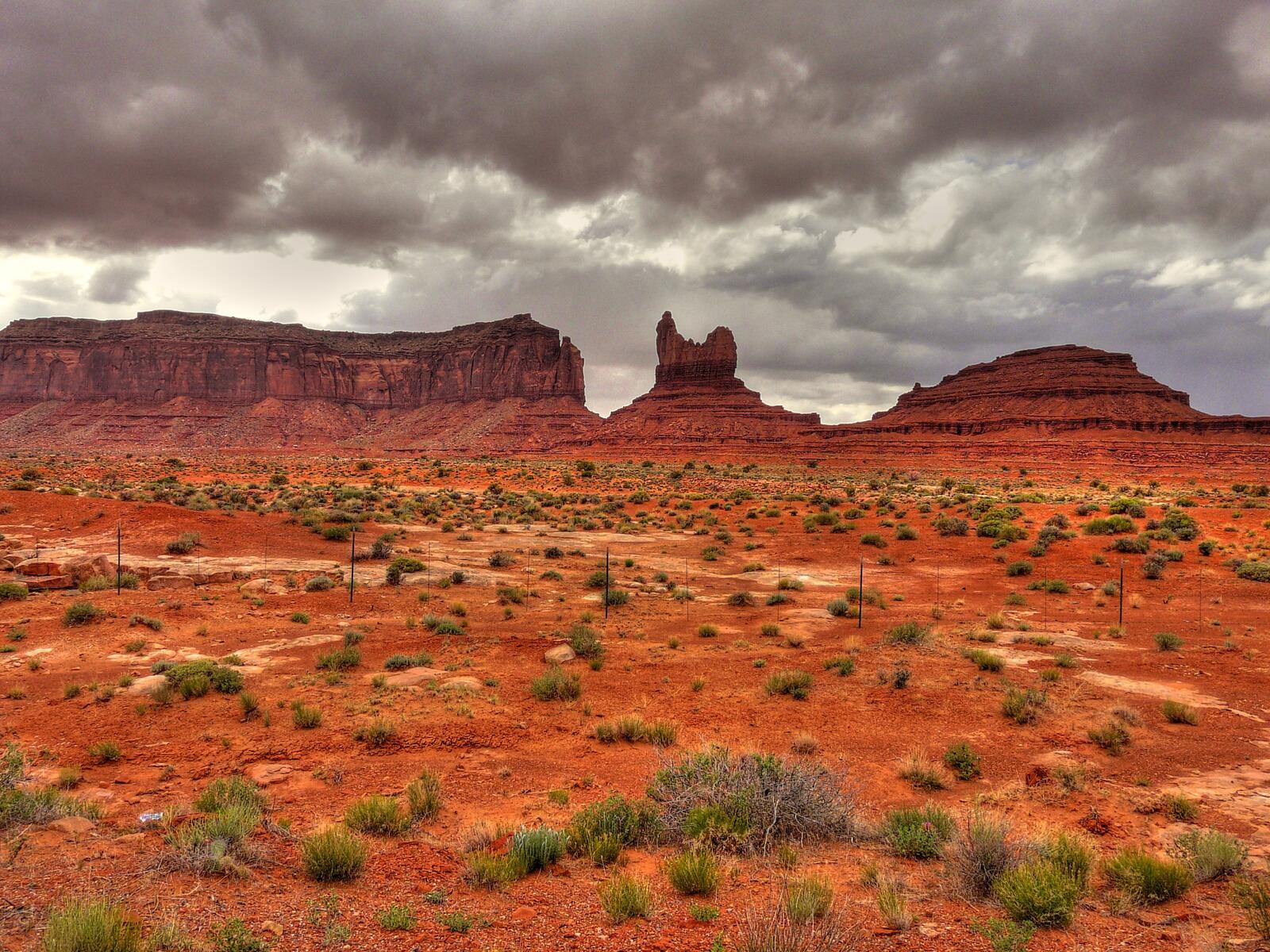Бесплатное фото Пустыня в Аризоне США с темными облаками