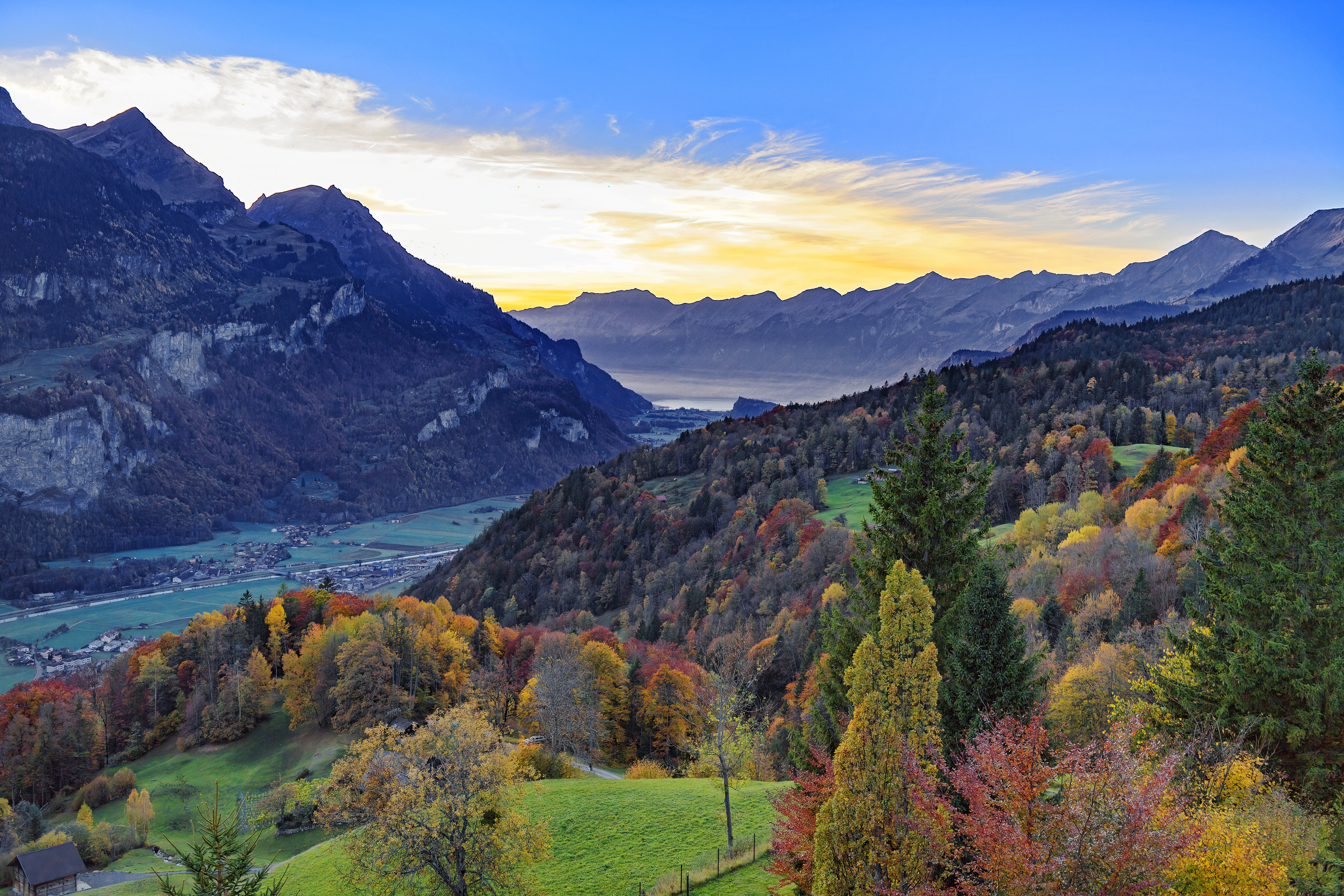 Бесплатное фото Осенняя деревня у подножья горы