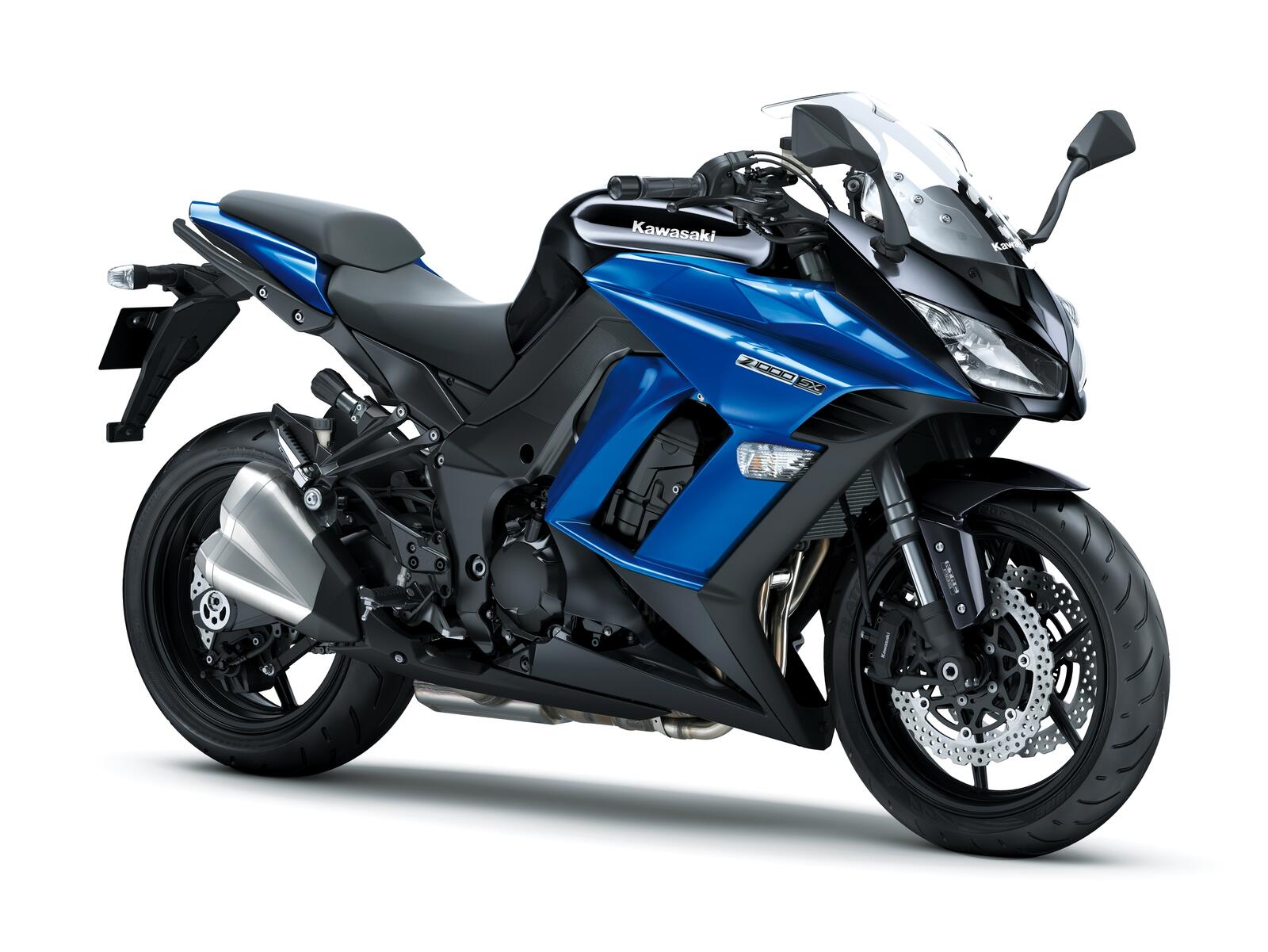 Бесплатное фото Kawasaki ninja z1000sx синего цвета на белом фоне