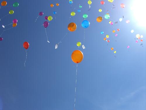 Воздушные шарики с гелием летят вверх к небу