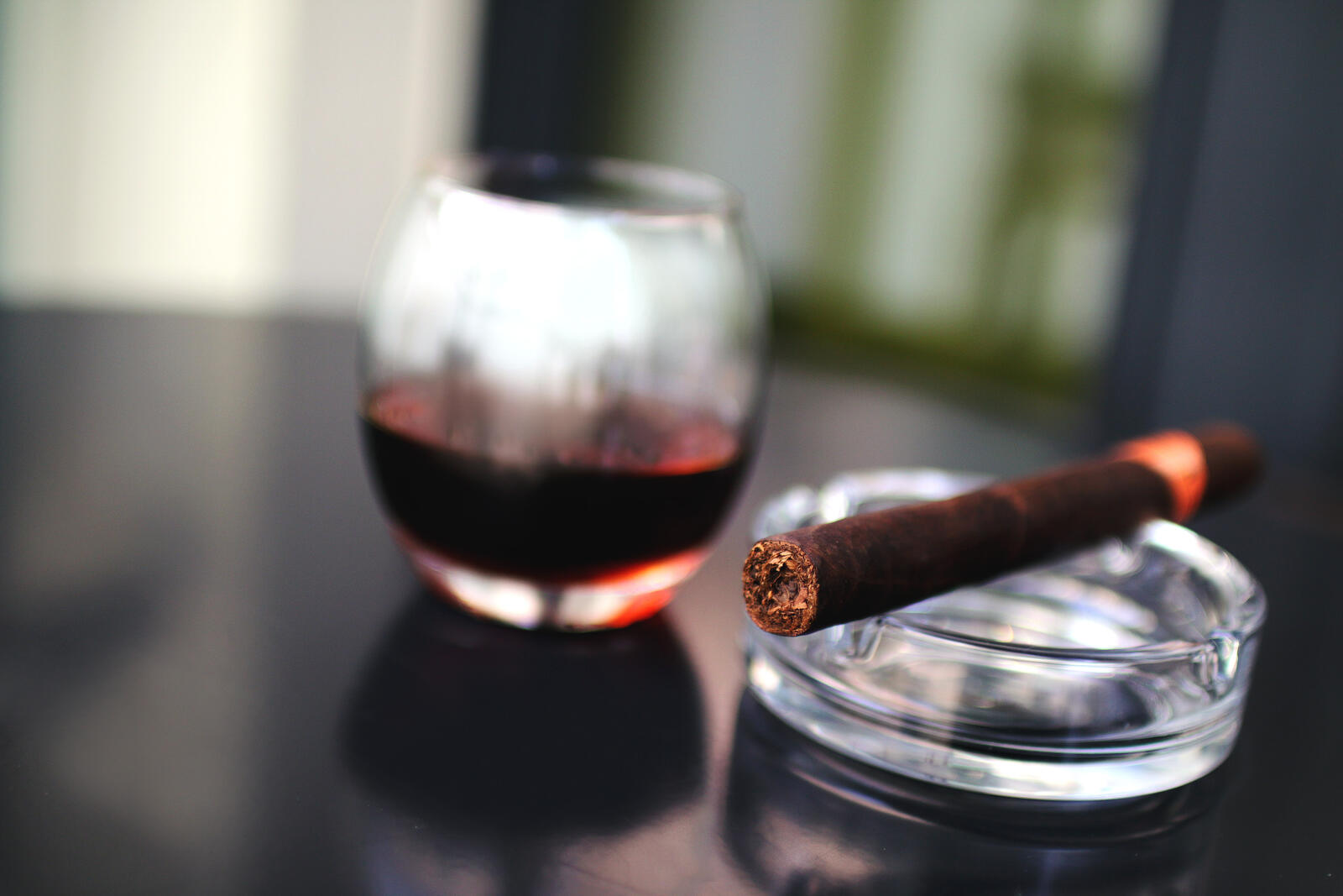 Бесплатное фото Бокал с виски и сигарой