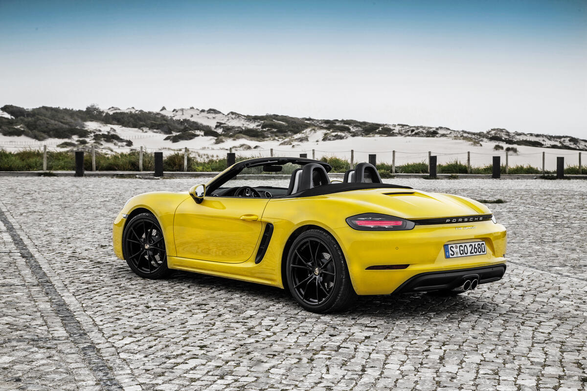 Желтый Porsche Boxster вид сзади