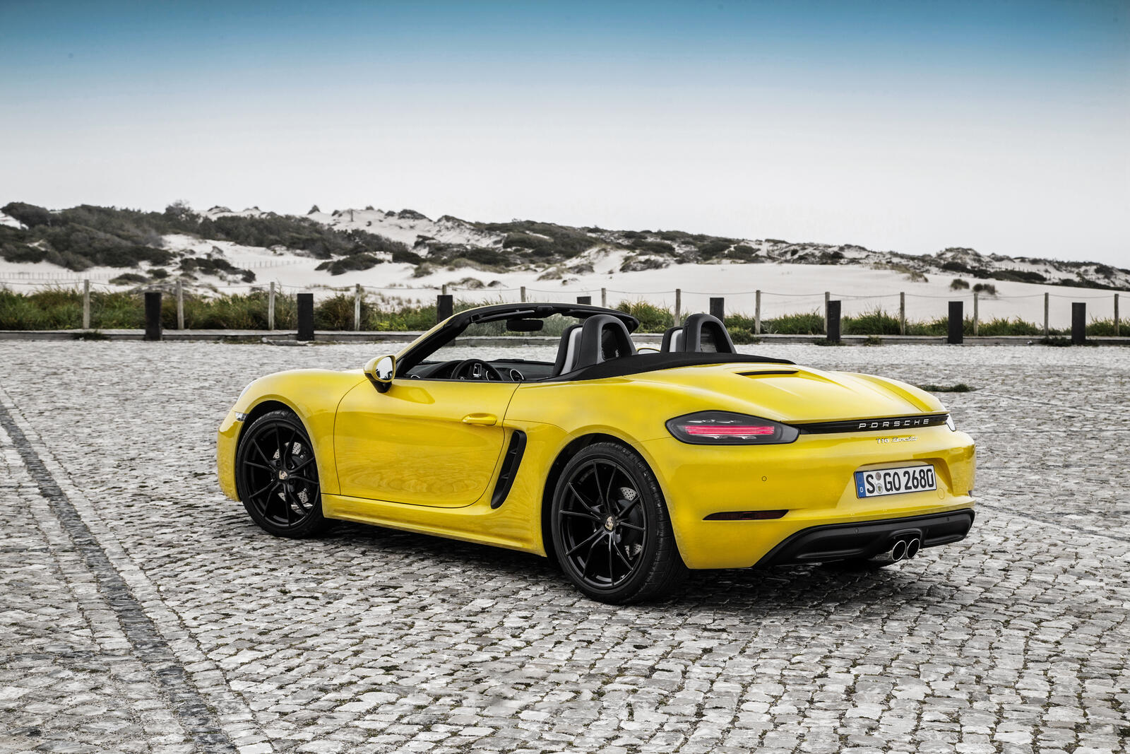 Бесплатное фото Желтый Porsche Boxster вид сзади