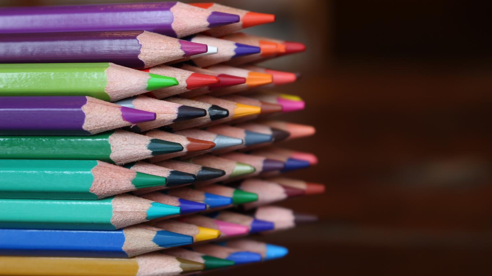 Бесплатное фото Заточенные цветные карандаши