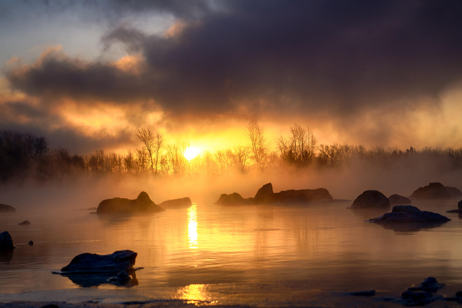 Бесплатное фото Камни в тумане на золотом рассвете