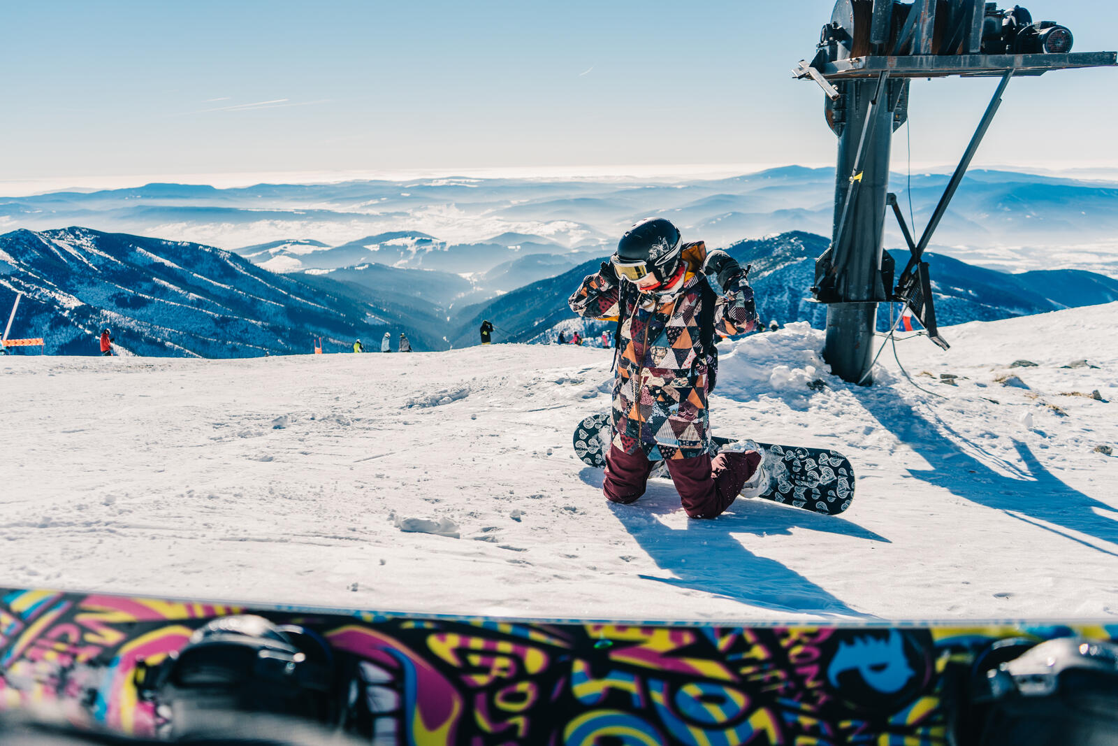 免费照片在雪地上休息的滑雪板运动员