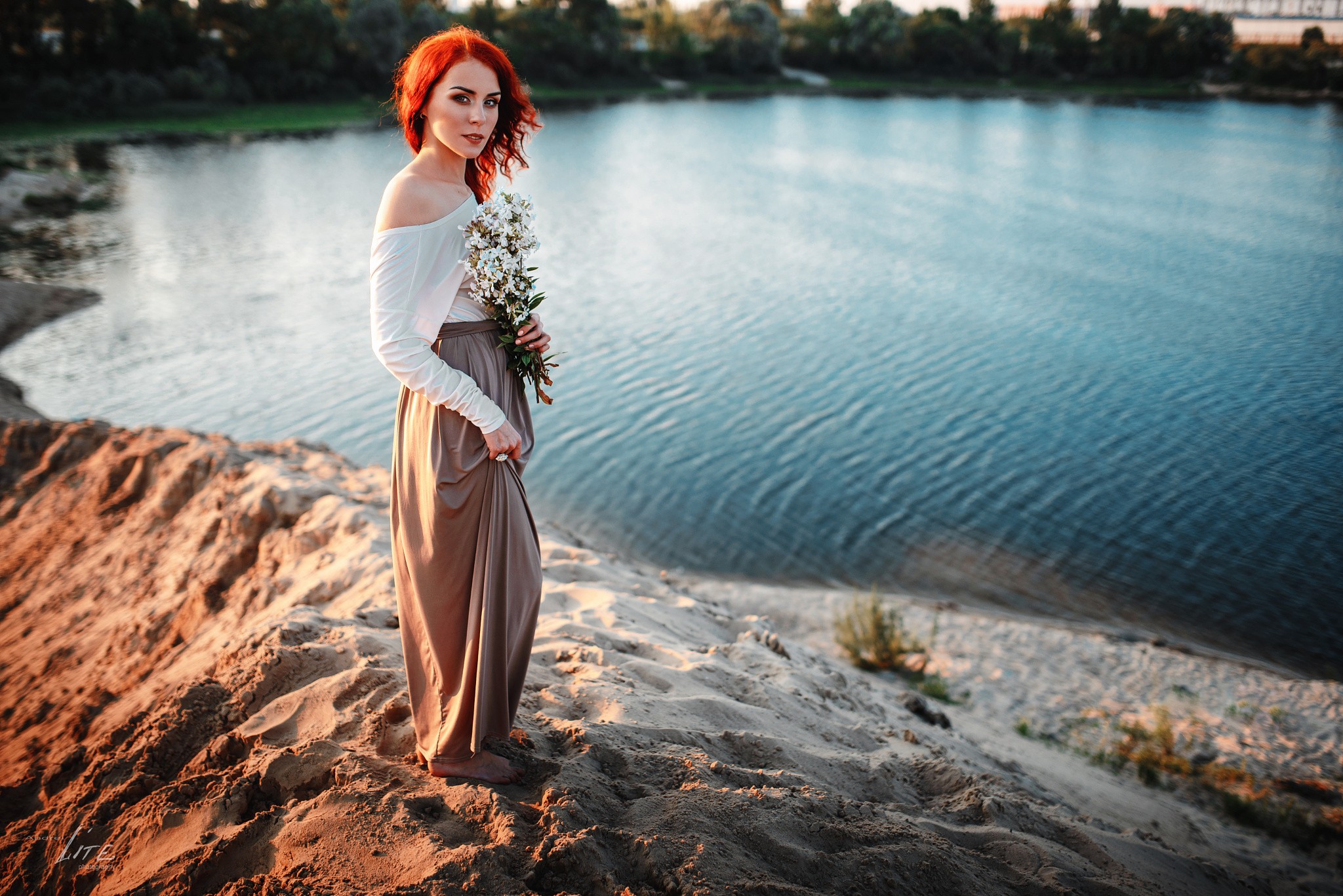 Бесплатное фото Рыжеволосая девушка у озера