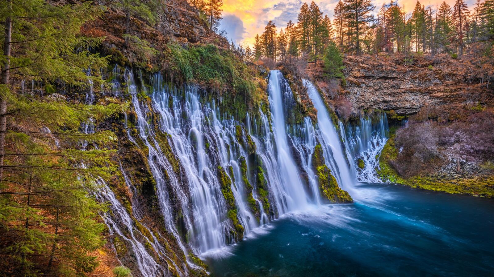 Бесплатное фото Обои с красивым водопадом на закате