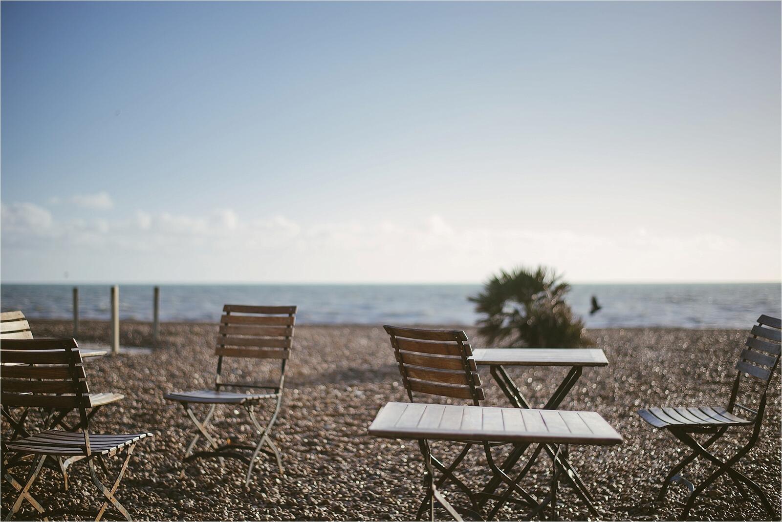 Бесплатное фото Пляжные стулья и столики