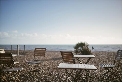 Пляжные стулья и столики