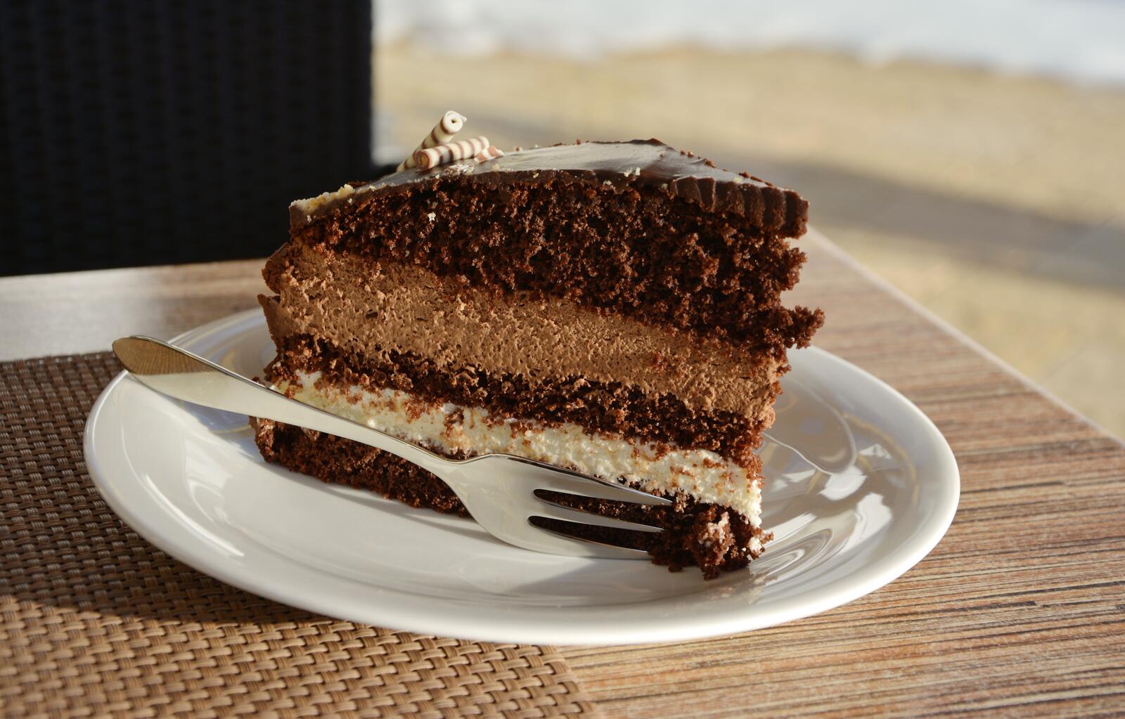Вкусный кусочек шоколадного торта на блюдце