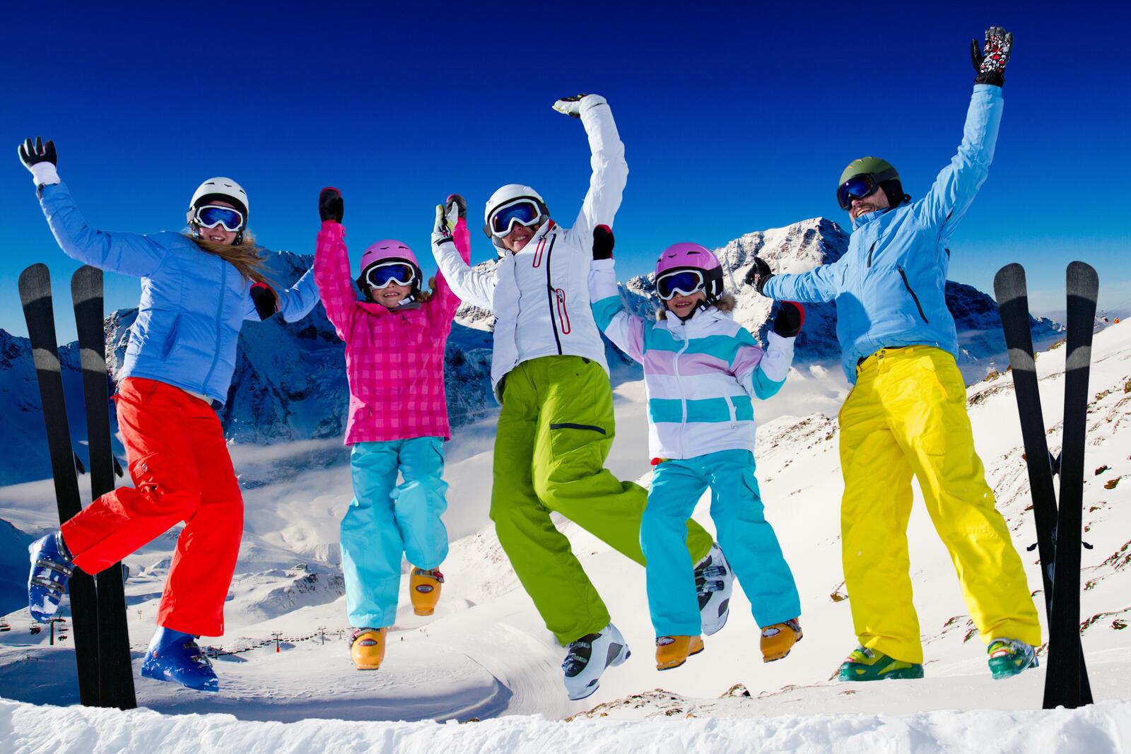Бесплатное фото Семья лыжников радуются открытию сезона