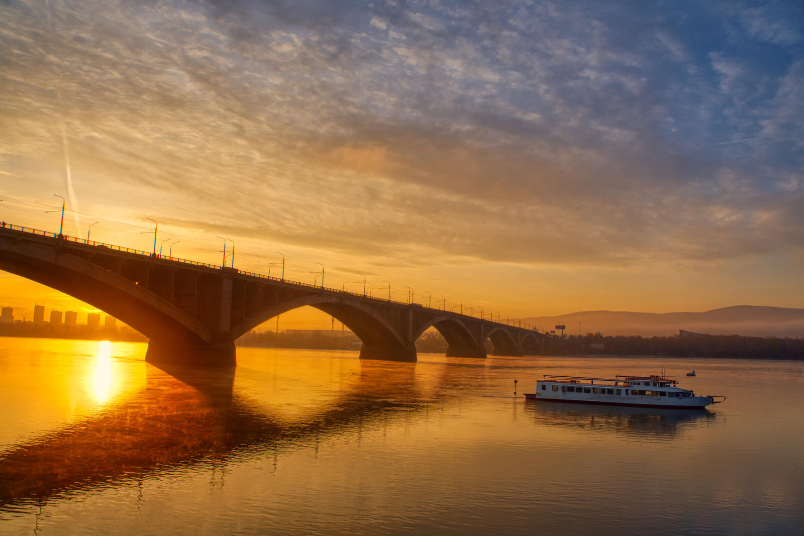Бесплатное фото Корабль у моста ранним утром в Красноярске