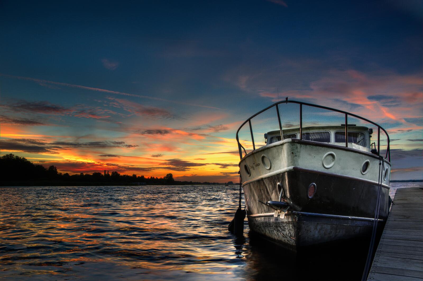Free photo Fishing boat on the seashore during sunset