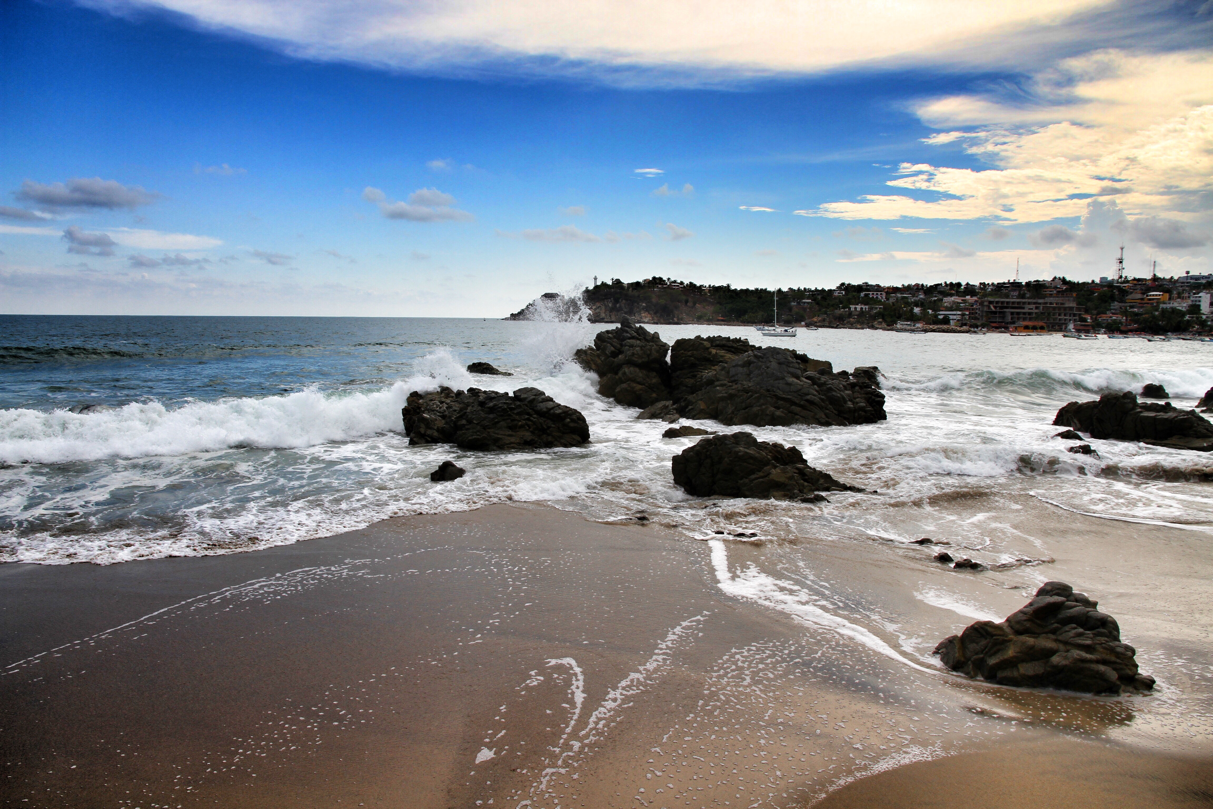 免费照片海边沙滩的岩石海岸